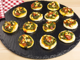 Mini pizze ze szpinakiem, pomidorami i orzeszkami pinii