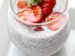 Kokosowy pudding chia z truskawkami