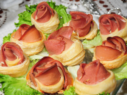 Różyczki z ciasta francuskiego i szynki