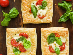 Mini pizze z ciasta francuskiego z serem i pomidorkami