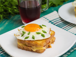Tost francuski z serem i szynką oraz jajkiem sadzonym
