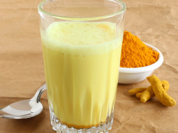 Kurkuma latte z imbirem
