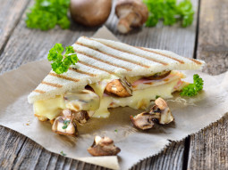 Tost zapiekany z serem i pieczarkami