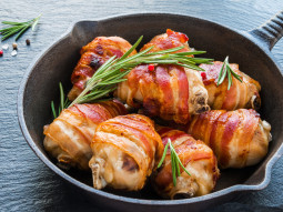 Pałki z kurczaka owinięte boczkiem pieczone w winie