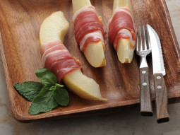 Melon zawijany w szynkę parmeńską