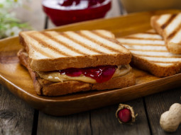 Tost z masłem orzechowym i dżemem