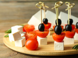 Koreczki z serem feta, pomidorkami i oliwkami
