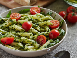 Sałatka z makaronem, zielonym pesto i pomidorkami koktajlowymi