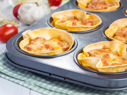 Mini lasagne pieczone w formach do muffinek
