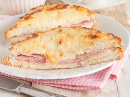 Tost francuski z serem, szynką oraz beszamelem