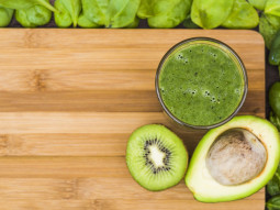 Koktajl z kiwi, awokado i szpinaku
