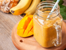 Smoothie z mango, ananasa i banana