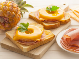 Tost zapiekany z szynką, ananasem i serem
