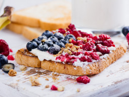 Tost francuski z malinami i borówkami