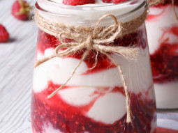 Malinowy parfait z jogurtem