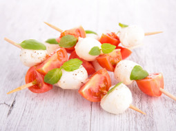Koreczki caprese