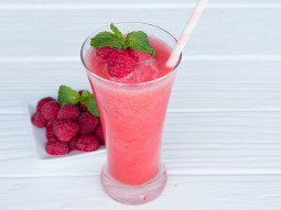 Smoothie z malinami, truskawkami i ananasem
