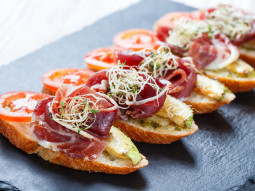 Crostini z szynką parmeńską, cukinią i pomidorkami