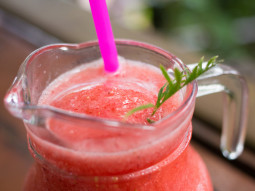 Smoothie z granatem, truskawką i mango