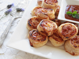Zawijane bułeczki pizzowe z salami i serem