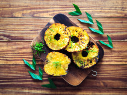 Grillowany ananas w miodzie