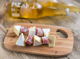 Koreczki z salami i serem