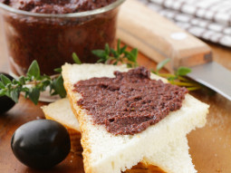 Tosty z pastą z czarnych oliwek