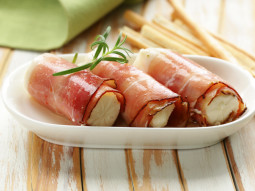 Roladki z szynki parmeńskiej z kozim serem