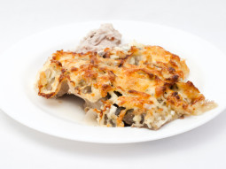 Halibut zapiekany w żółtym serze, czosnku i natce pietruszki