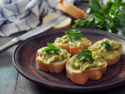 Crostini z guacamole