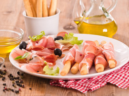 Grissini z szynką parmeńską