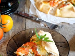 Rustykalna tarta z mozzarellą i pomidorami