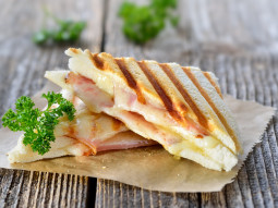 Opiekany sandwich z serem i szynką
