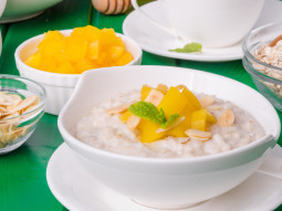 Owsianka z mango i migdałami