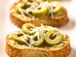 Crostini z oliwkami i parmezanem