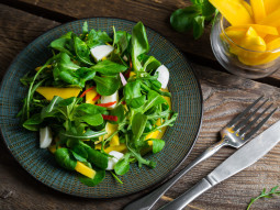 Wiosenna sałatka z delikatnym mango i ostrym akcentem chili oraz mozzarellą