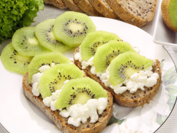 Kanapka z serkiem wiejskim i kiwi
