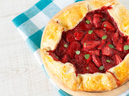 Rustykalna tarta z truskawkami