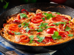 Frittata z czerwoną papryczką chili, kiełbasą chorizo oraz pomidorkami koktajlowymi