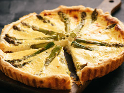 Tarta ze szparagami i parmezanem