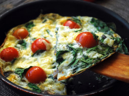 Omlet ze szpinakiem, pomidorkami koktajlowymi i startym serem