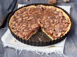 Tarta z masą orzechową i karmelem