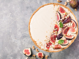 Tarta z kremem mascarpone, figami i orzechami