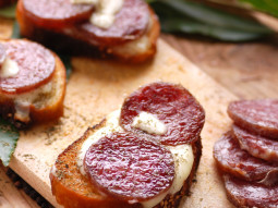 Crostini z salami i mozzarellą