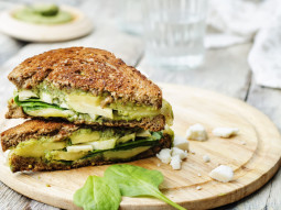 Kanapka z awokado, serem kozim i pesto