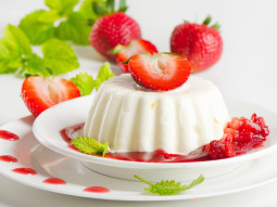 Panna cotta z truskawkami