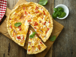 Tarta z boczkiem, pomidorem i serem