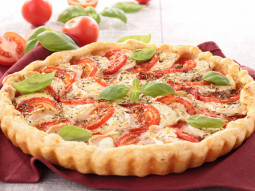 Tarta z pomidorami przekładanymi mozzarellą