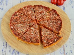 Tarta z sosem pomidorowym i serem