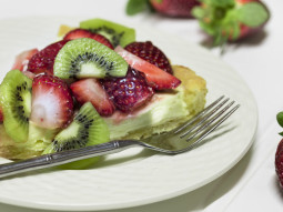 Tarta z bitą śmietanką, truskawkami i kiwi